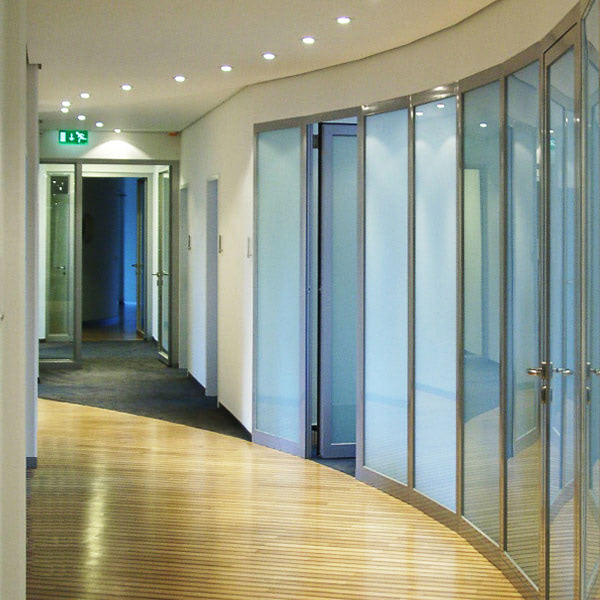 F30-Stahl-Glas-Wand im Flur eines Bürogebäudes