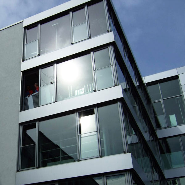 Glasfassade eines Büro-Gebäudes