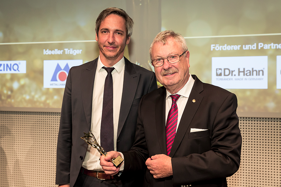 Rne Landstorfer und Jürgen Gottsberg halten den Feinwerkmechanikpreis 2016 in den Händen