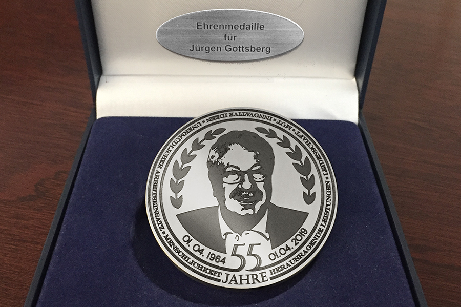 Eine Ehrenmedaille mit Jürgen Gottsberg darauf als Ehrung zu 55 Jahren Betriebszugehörigkeit