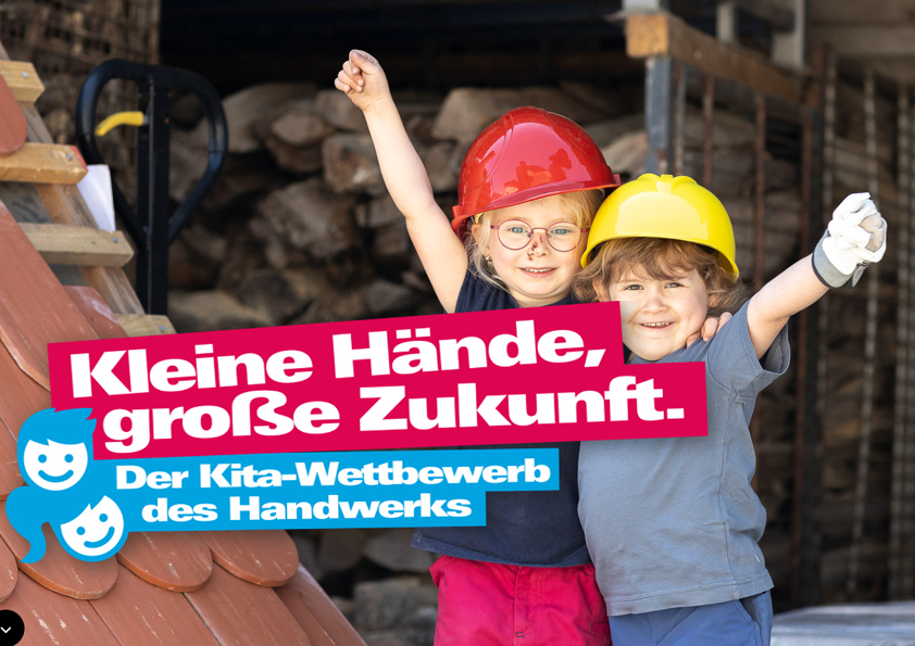 Zwei kleine Kinder ganz begeistert in einem Dachdecker Betrieb mit Helmen