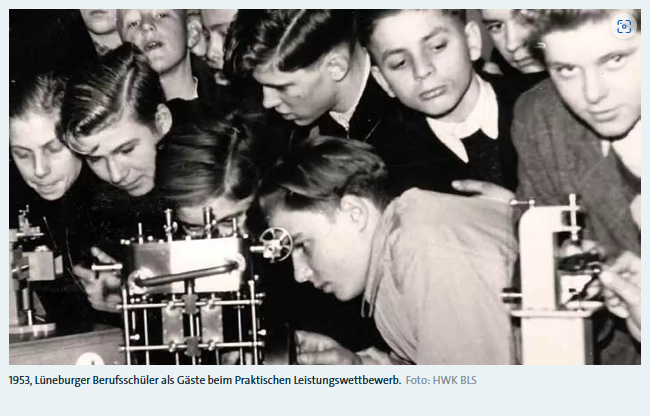 Ein Schwarz-Weiß-Foto von 1953 zeigt Lüneburger Berufsschüler als Gäste beim Praktischen Leistungswettbewerb