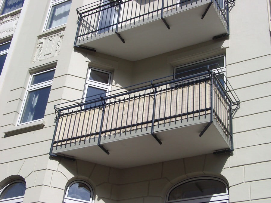 Balkone mit Stahlgeländern an einem Wohnblock.