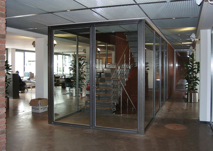Eine Stahl-Glas-Einhausungnach Branschutzvorschrift in einem Bürogebäude.