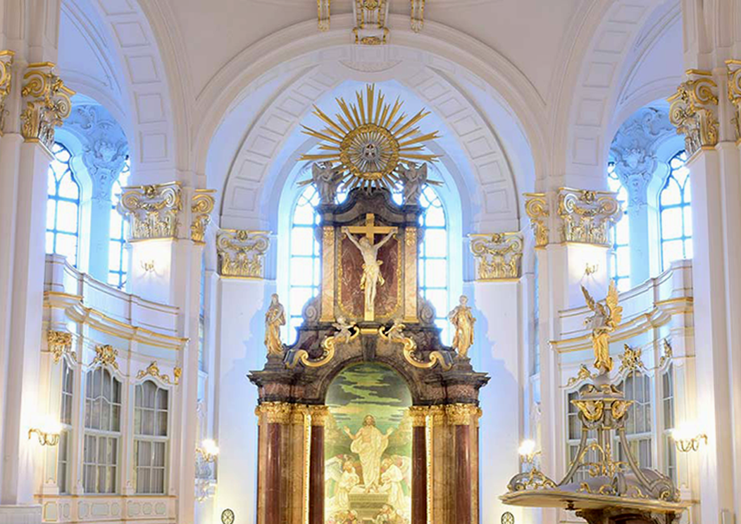 Der Altar und prächtige Innenraum der St. Michaelis Kirche in Hamburg.