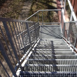 Gitterrost-Stufen mit Antrittsschutz