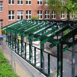 Hallen-Pavillion gefertigt aus einer Stahlträgerkonstruktion, kombiniert mit einer Aluminium-Glas-Konstruktion