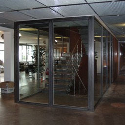 T30-RS-Stahl-Glas-Einhausung eines Treppenhauses