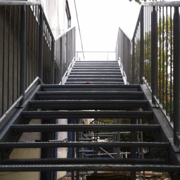 Stahltreppe mit Gitterrostprofilen